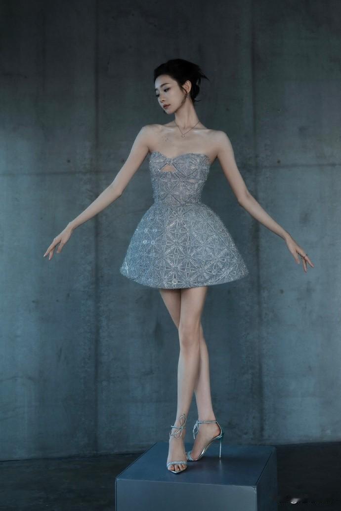 在这组写真里，张艺凡灵动的眼神犹如夜空中闪烁的星辰，带着一丝俏皮与纯真。她微微扬