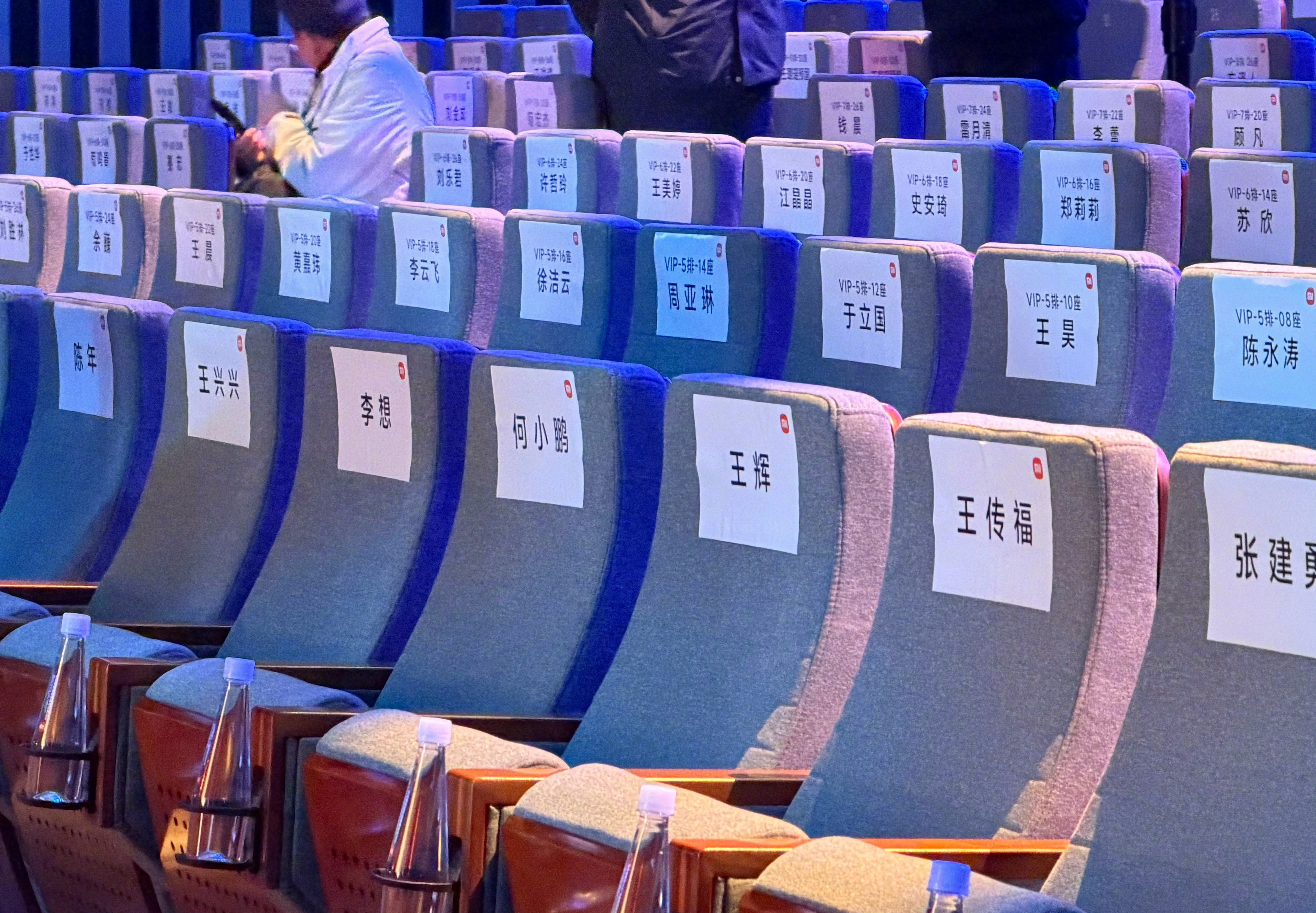 小米新SU7发布会请来半个车圈这个画面太美了！ 和谐共生，共同进步！ 