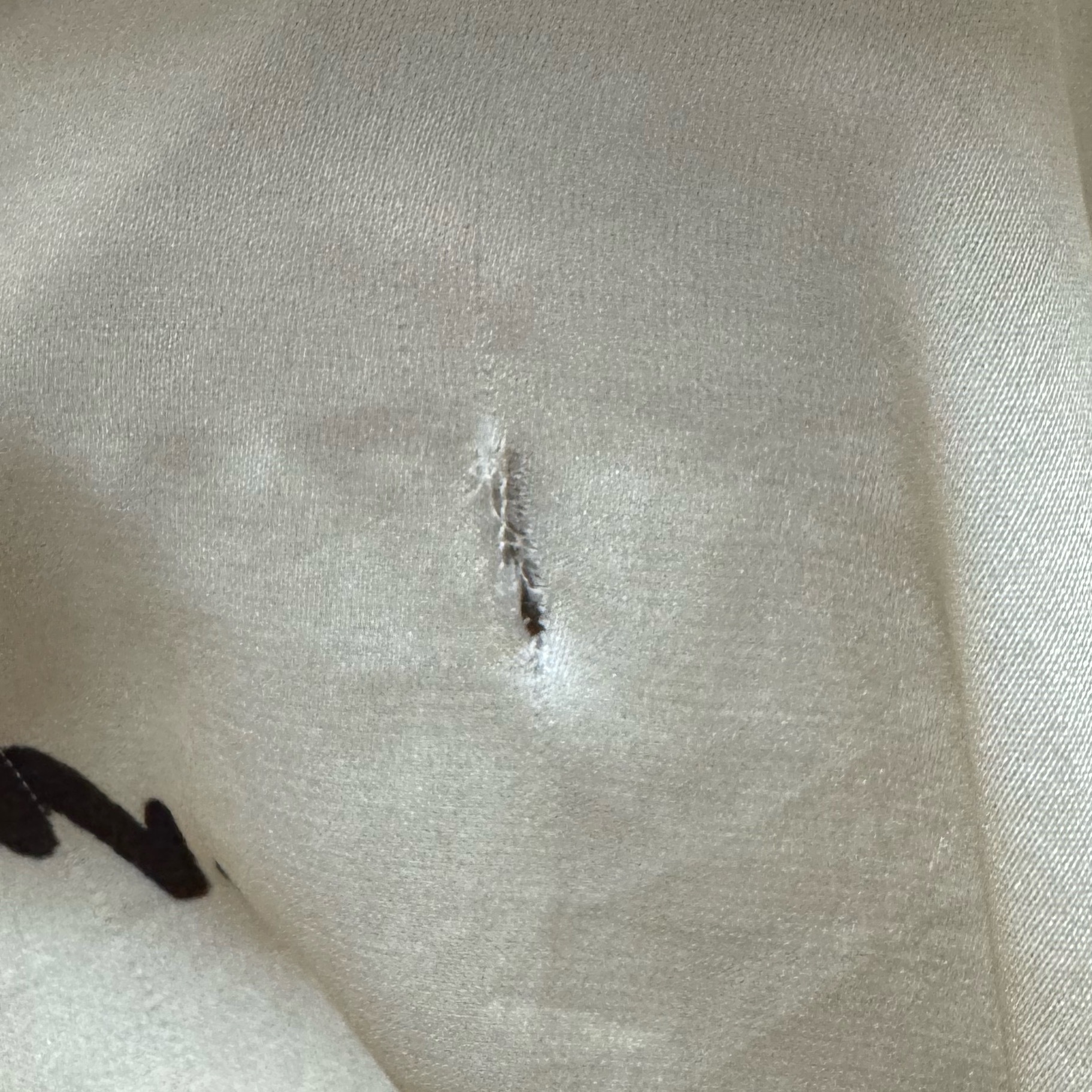 我真服了，讨厌的桌子角把我最心爱的睡衣划了一个洞[微笑][微笑][微笑] ​​​