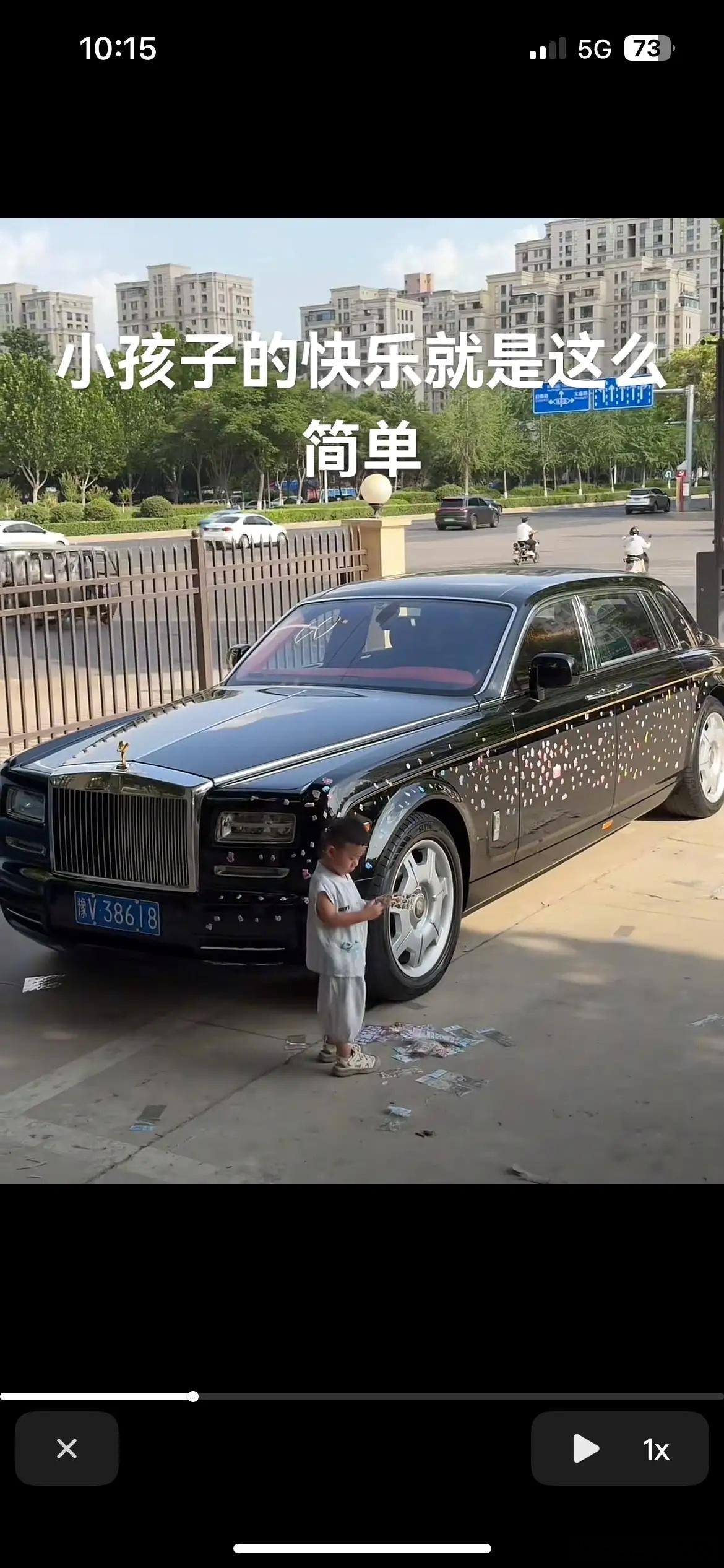 快乐就好！女儿将爸爸价值百万元的劳斯莱斯幻影车贴满卡通贴纸，爸爸在旁记录这份快乐