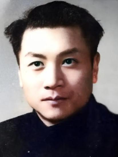 1944年，一地下党员被捕入狱，不料被汉奸认出身份，为了不泄露机密，只好求狱友勒