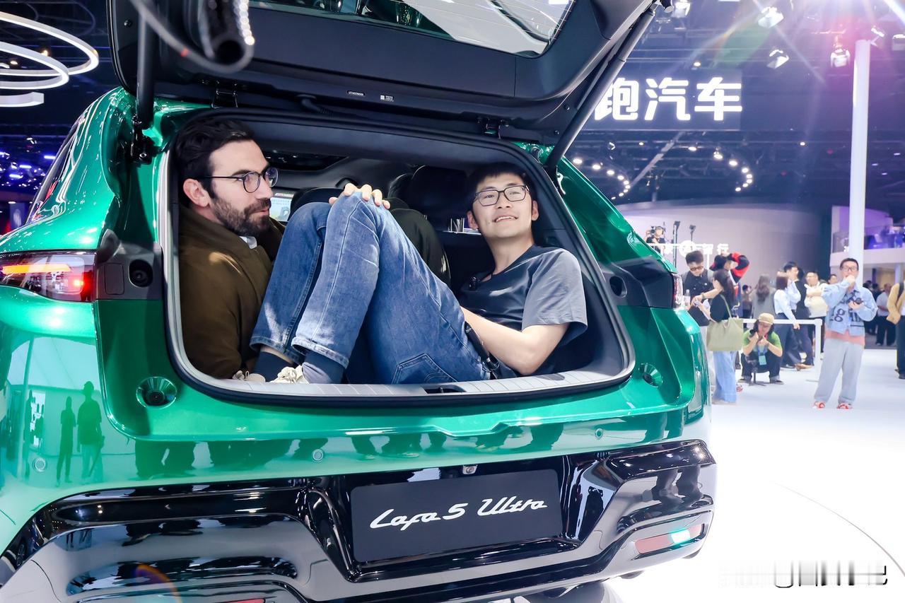 北京车展最魔幻的一幕：高佑思和Tim一起钻进后备箱...

旁边一群外媒记者当场