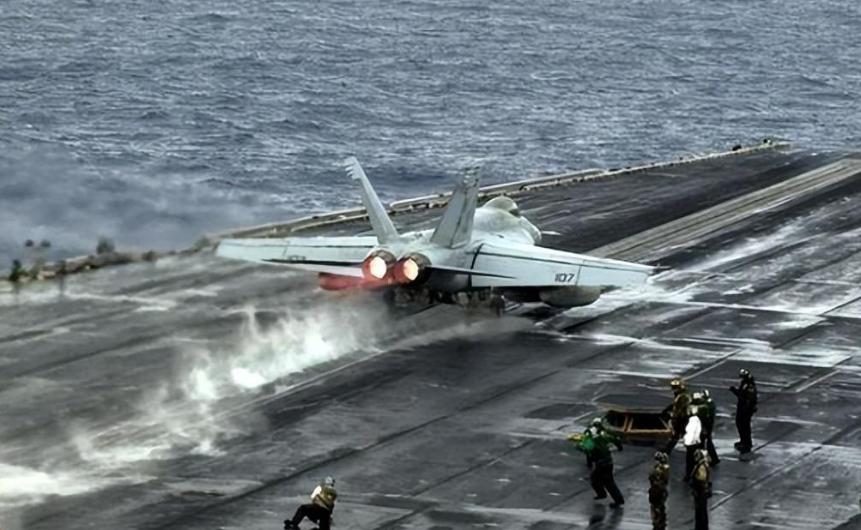 美国最新航母福特号出大事，火灾造成严重损害，这件事充分说明了美国军工在光鲜之下的