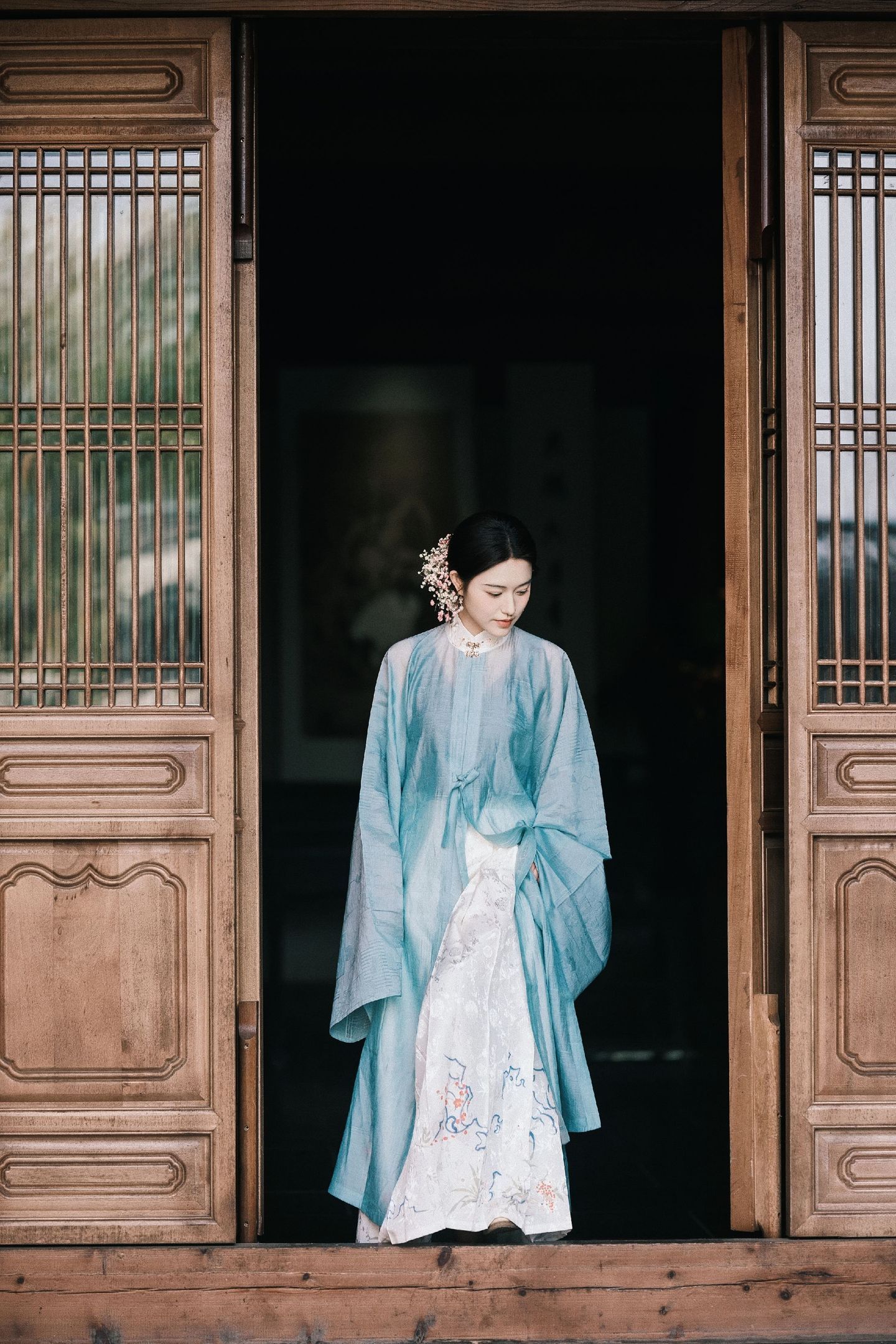 “春知晓梦不觉，恰似你我那年” 