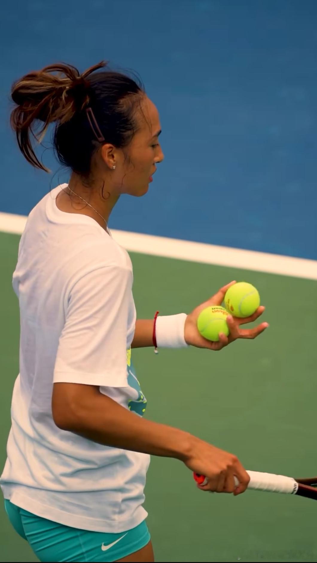 郑钦文鏖战后回应手肘状态在多哈第二轮赢下帕克斯，郑钦文在赛后采访中透露手肘状态目