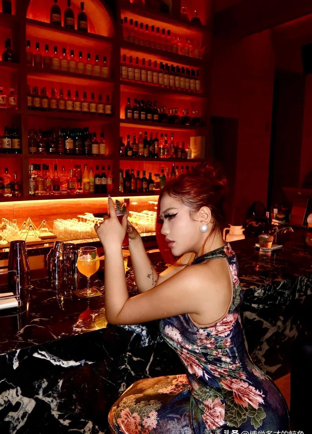 他膝盖离地还有三寸，惨叫已经冲出喉咙。
慢镜头里对手的鞋钉根本没沾到他球袜，这人