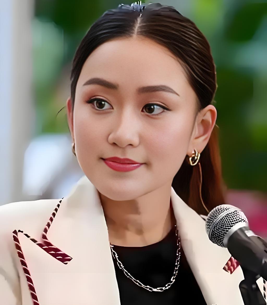 佩通坦越来越成熟了，知道祸从口出。

泰国前总理、为泰党党首佩通坦这次去探望了他