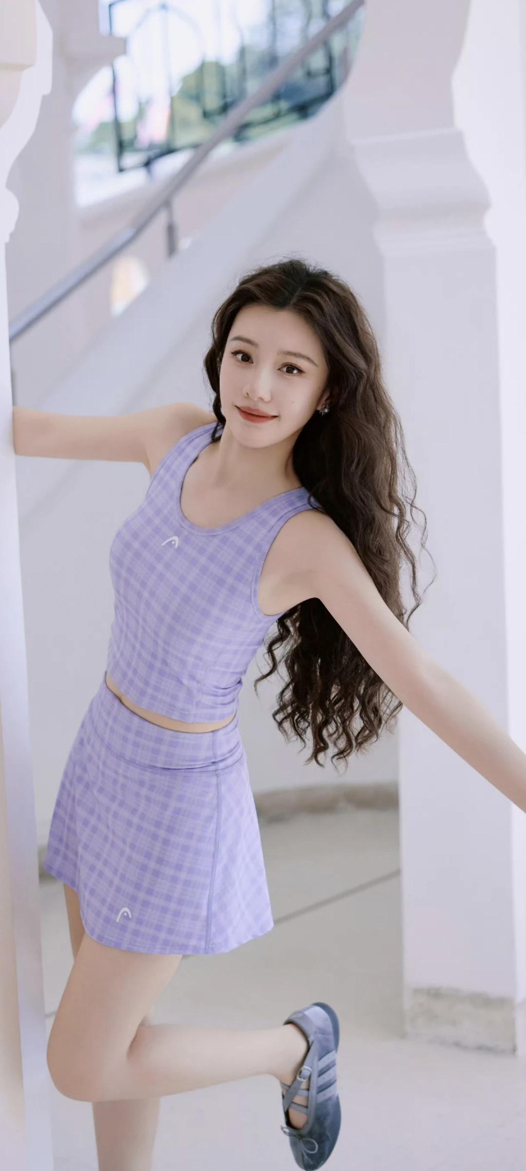 王鹤润～蓬松卷发温柔灵动，一身淡紫格纹运动套装清新又元气！