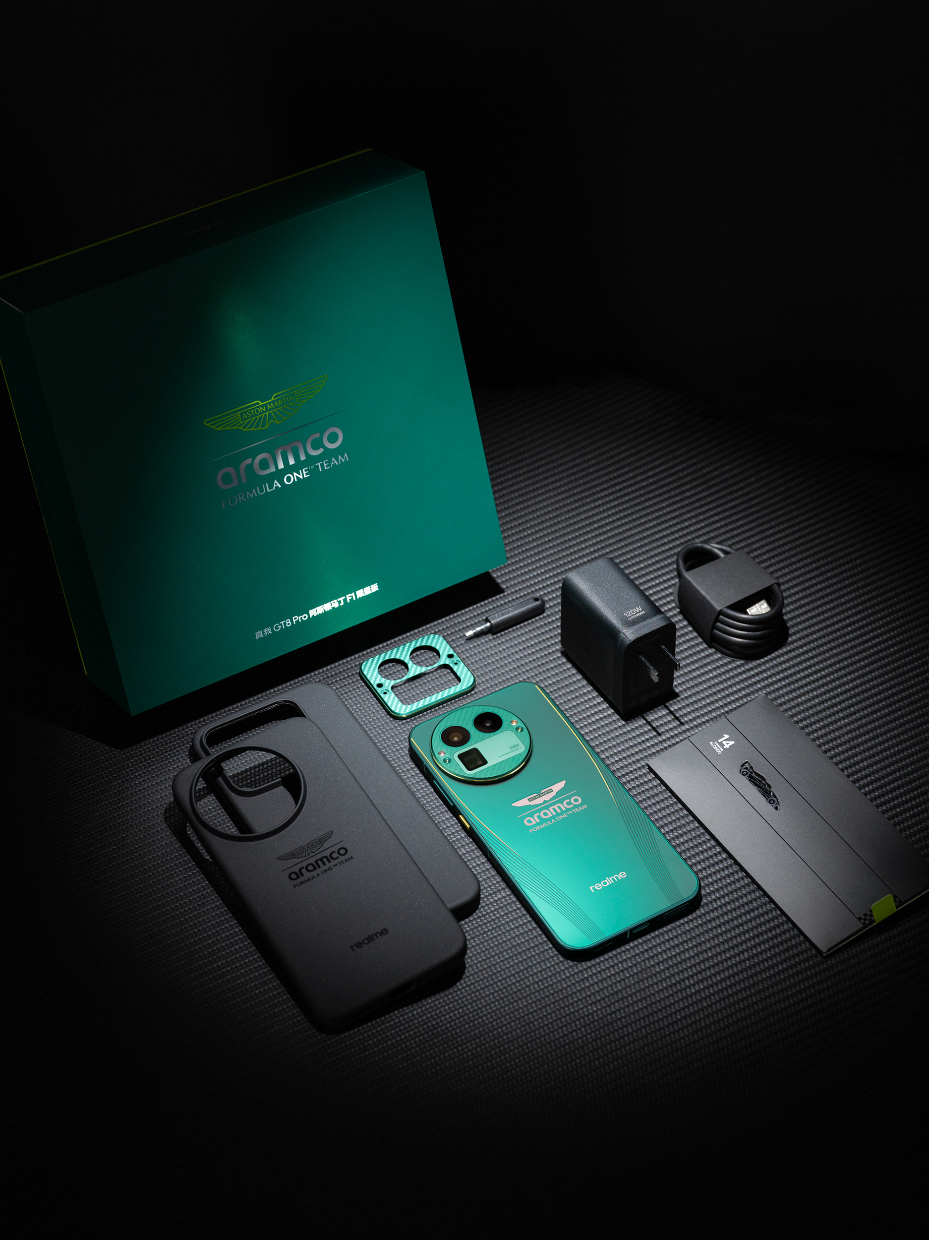 联名，对于厂商来说，是一种挺好的破圈手段。如今的同质化实在太严重了，软硬件都是。