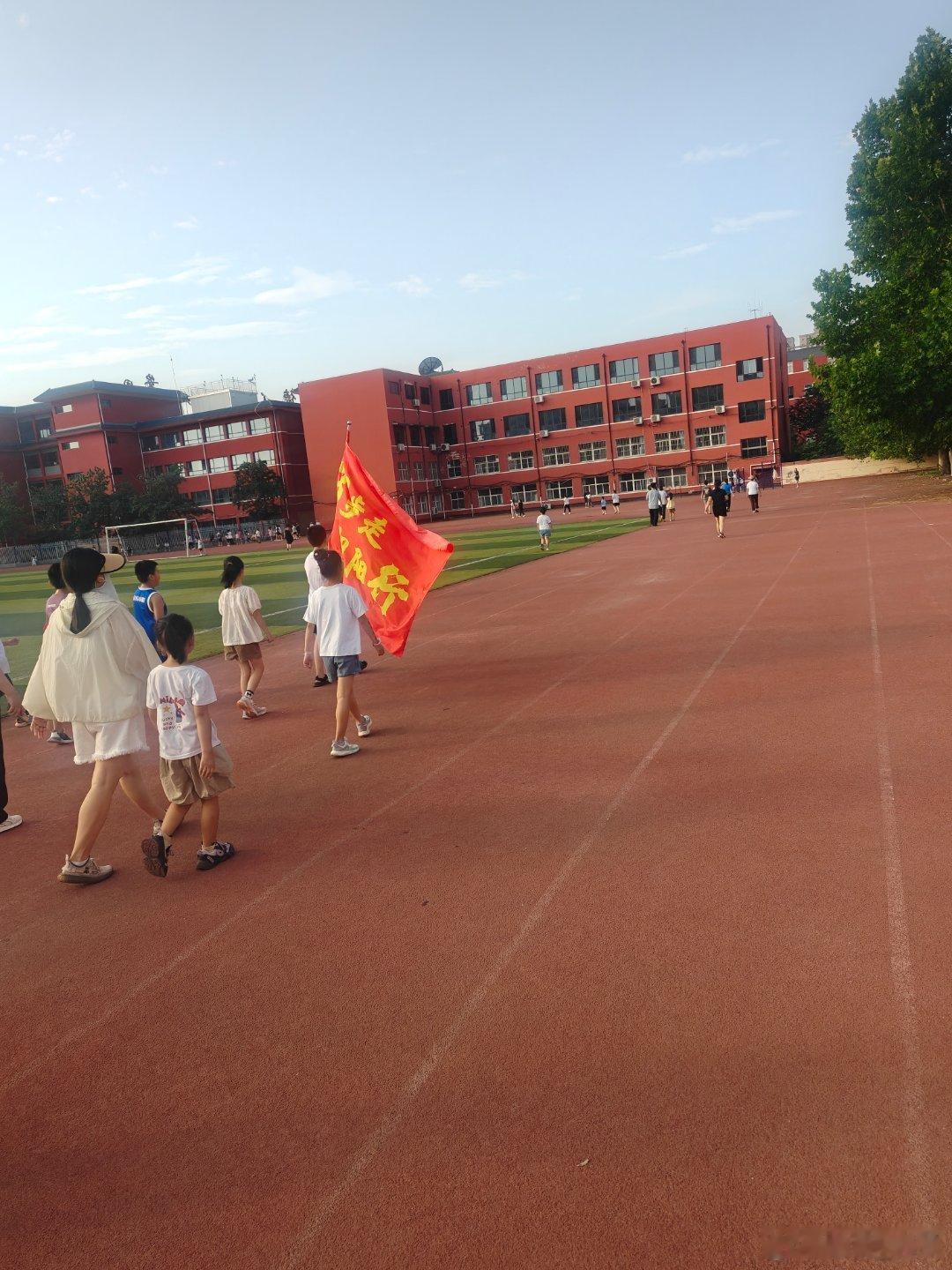 早上好,加油 重温学校与学生来了一个百步走活动记录生活 ​​​
