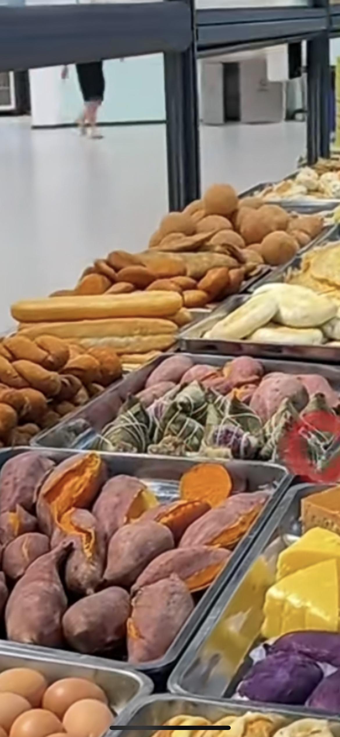 4月20日，男子在“无限续”早餐店吃多碗被制止，男子：你弄无限续干什么？商家：无