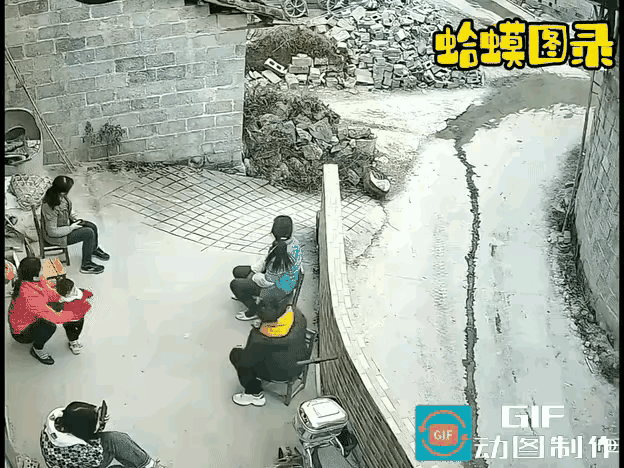这手扶拖拉机来势汹汹的样子是快要进博物馆了