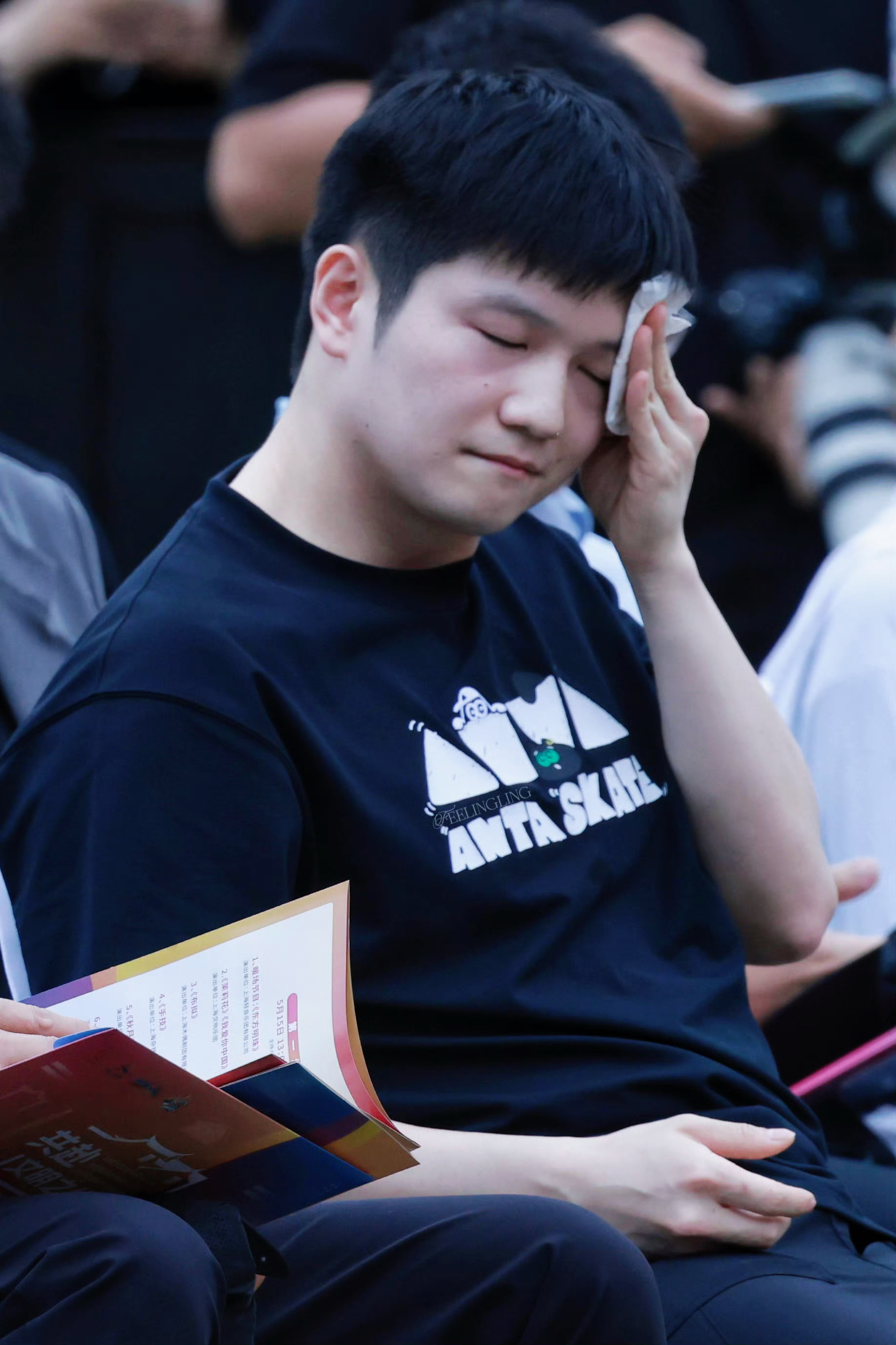 樊振东“心相印纸巾不离手”名场面出圈！细节控暴汗体质引全网喊话品牌方速递代言谁懂