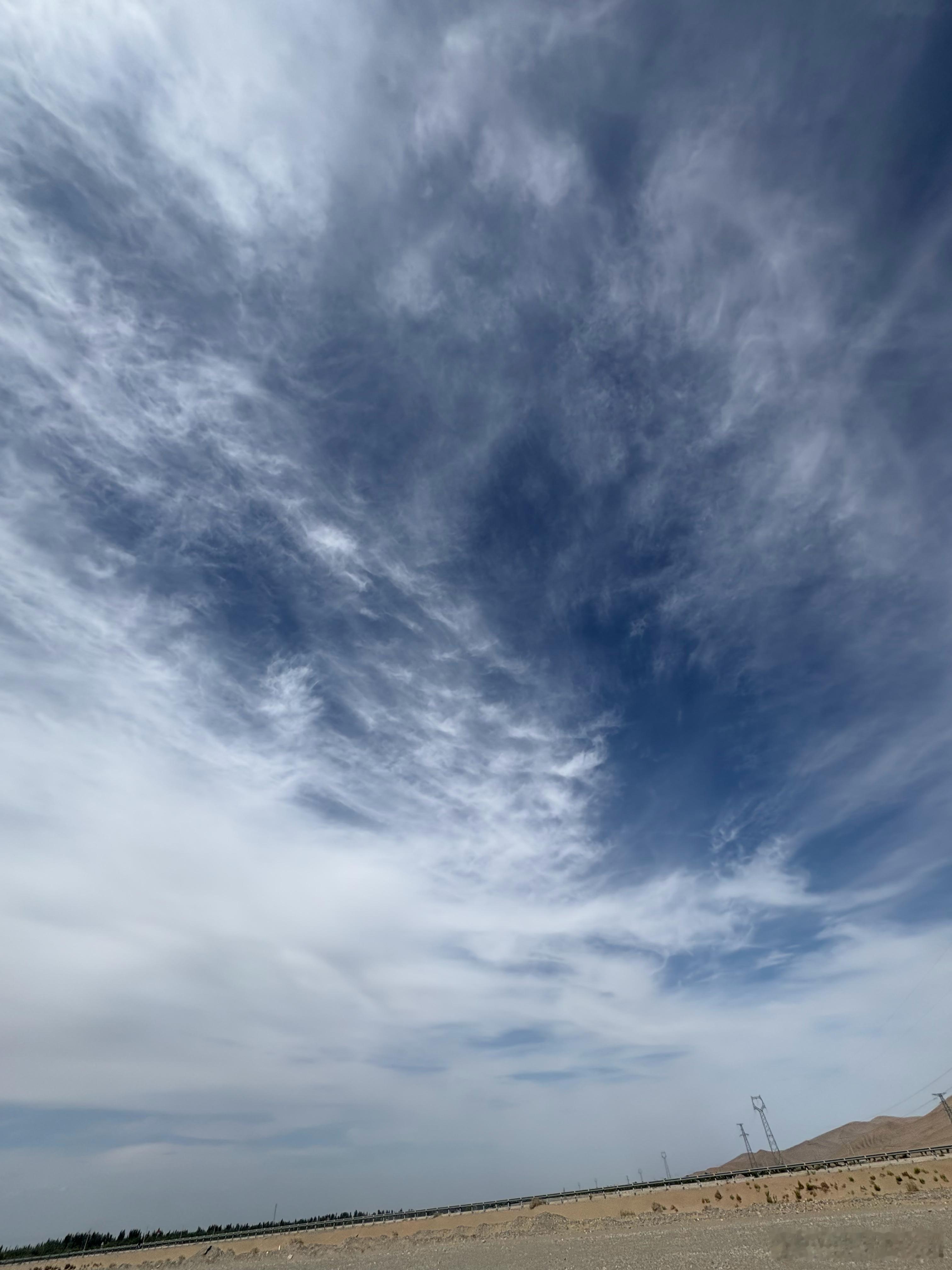 东方欲晓，莫道君行早。踏遍青山人未老，风景这边独好。 ​​​