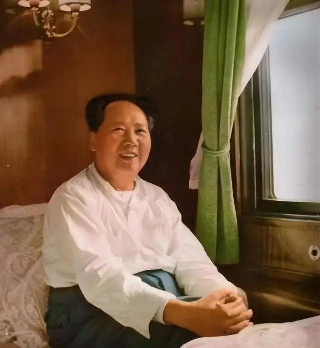 1956年，女服务员王爱梅第一次见到毛主席时，主席：“咱俩是亲戚哩！”王爱梅：“
