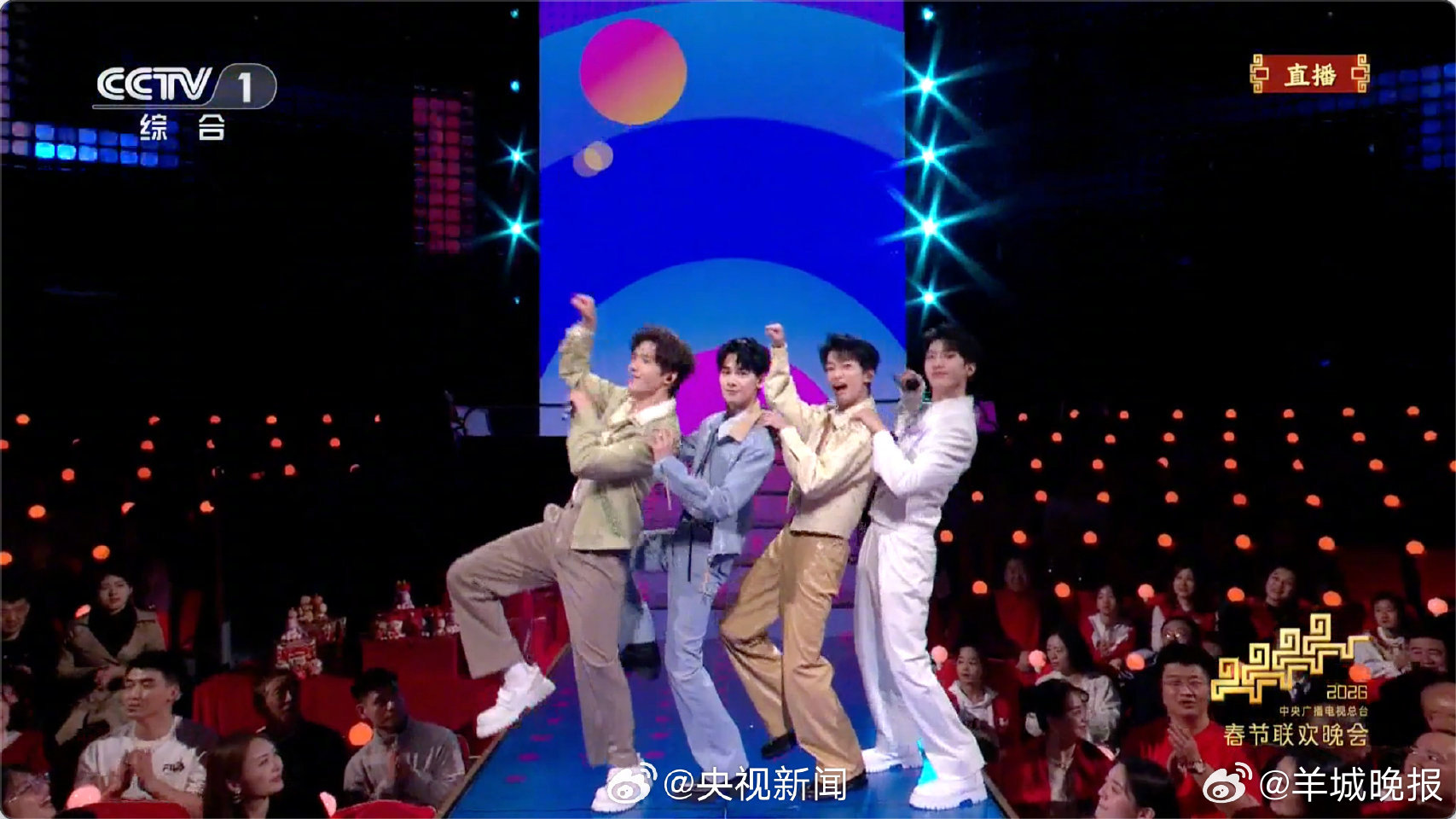 【#快乐小马对我眼睛很友好#】网友：#这么快乐的小马居然有4个#！#春晚##谁给