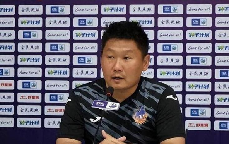 重庆铜梁龙这支中超新丁，刚冲上来就来个大动作，直接把带队升级的韩国老帅张外龙撂一