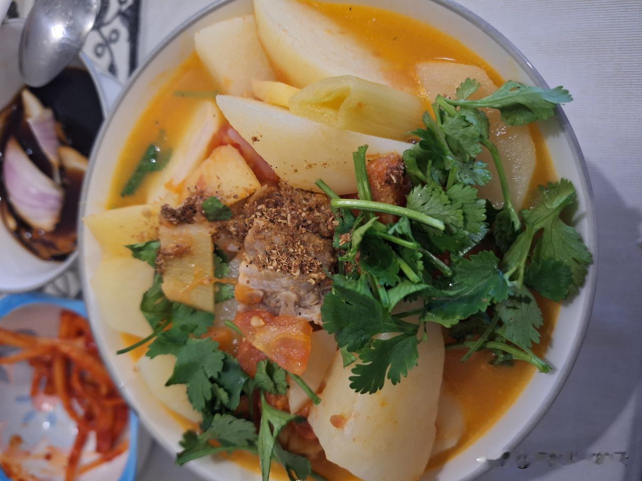 小时候吃到香菜能当场吐出来，心想怎么会有这么难吃的东西。可现在无论是做汤菜，还是