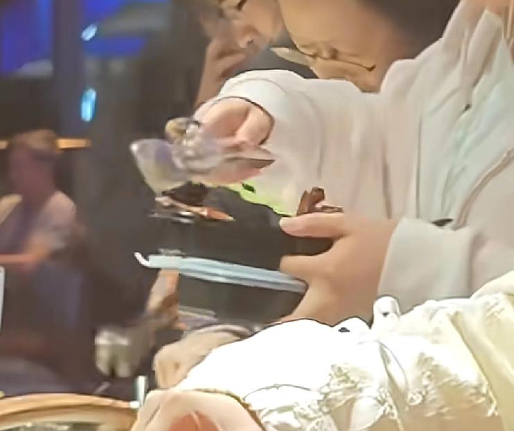 杭州这家饭店的点子果然够绝
最近，一家杭州五星级酒店推出了一项活动，叫盲盒自助打