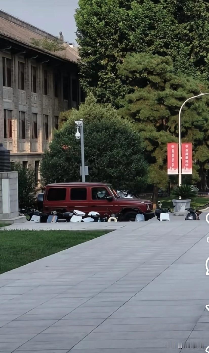 王楚钦开着大G去北大报到了。
看到王楚钦，大家说真的是小说一样的人生，偶像剧照进