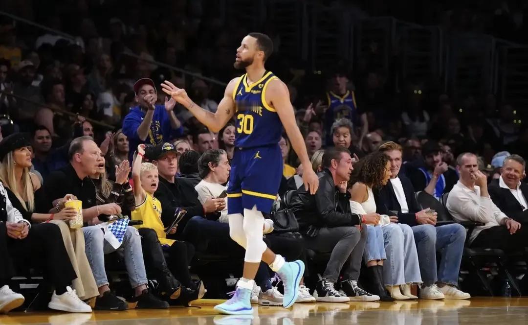 勇士一波连胜，不仅甩开火箭，也有机会反超湖人，冲进西部前八。
第一，汤普森27分