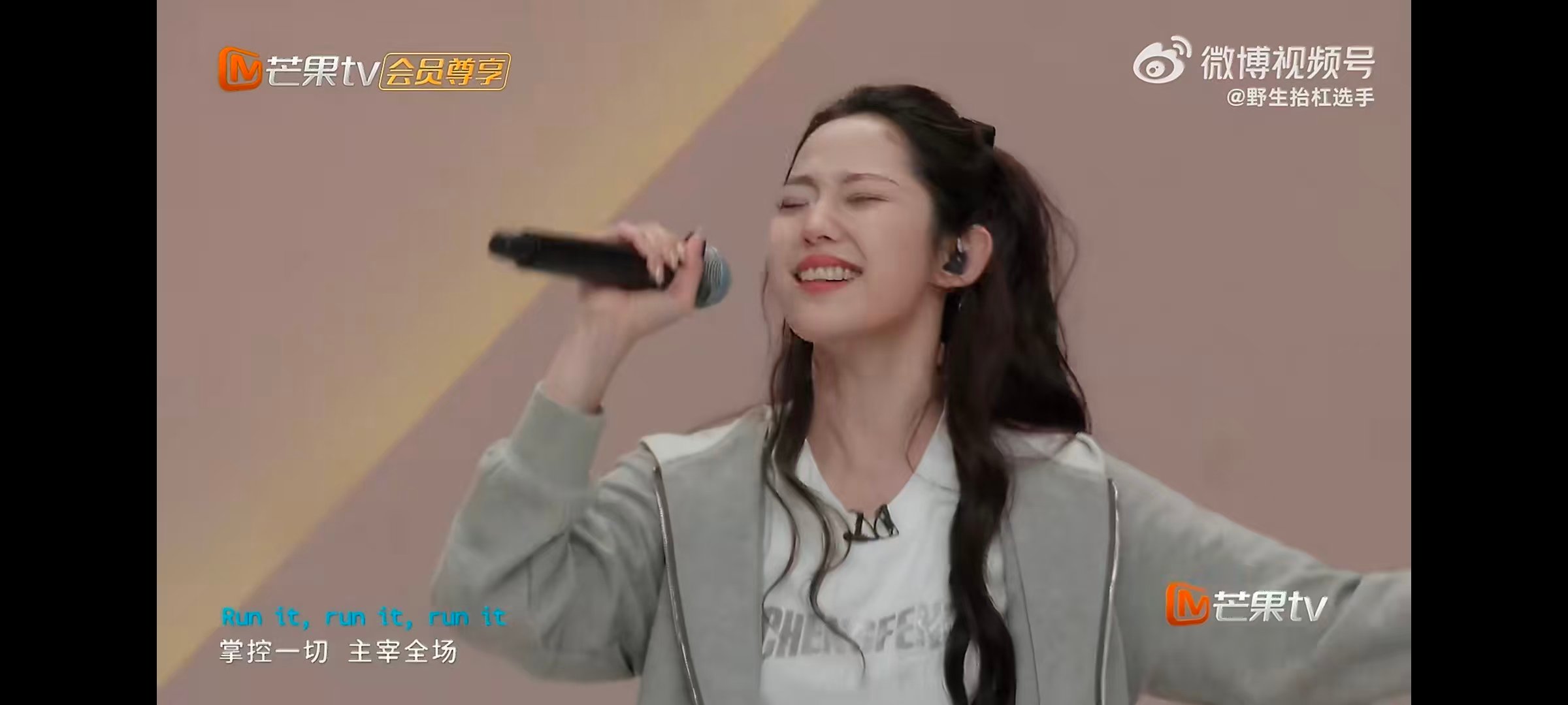 乌兰图雅不愧是商演出来的商演还是锻炼人不愧是久经商演舞台的姐姐，乌兰图雅气息超稳