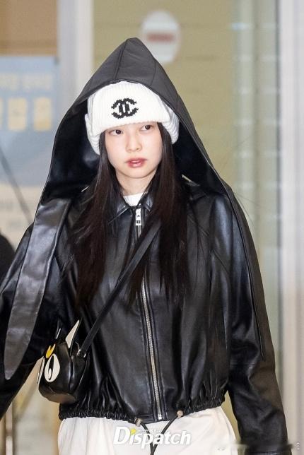 11日，#JENNIE[超话]# 结束海外日程，经仁川机场返回韩国。 ​​​