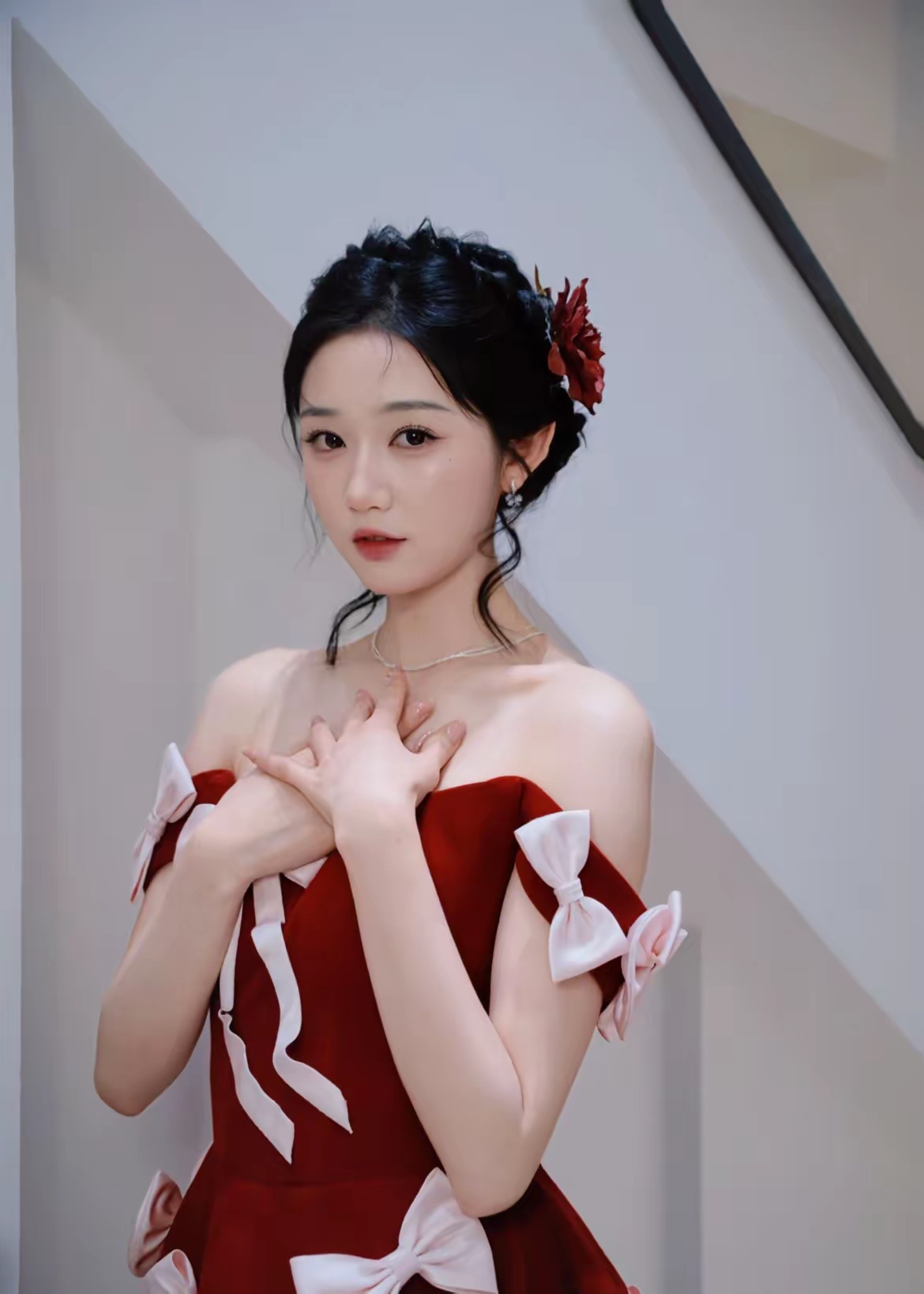岳雨婷其实也挺惨的高中读的国际部，雅思都考下来了就因为家里破产了，连大学都没去读