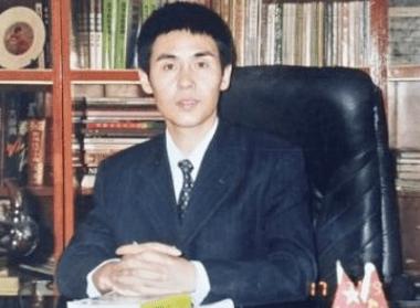 [微风]一次，全国武术冠军赵长军在回家路上，与3位小混混产生纠纷，赵长军说：“不