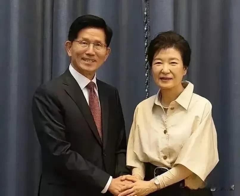 真相很简单，国民力量党的党员们为什么都不选金文洙？反而是选热度一般，实力平平的张