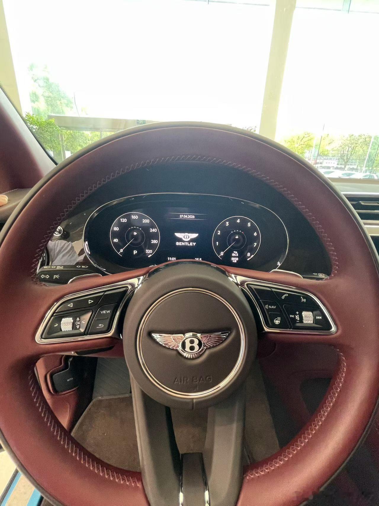 宾利添越EWB，2023年10月落户，5858公里，玫瑰金/板球红/熏橡木棕 