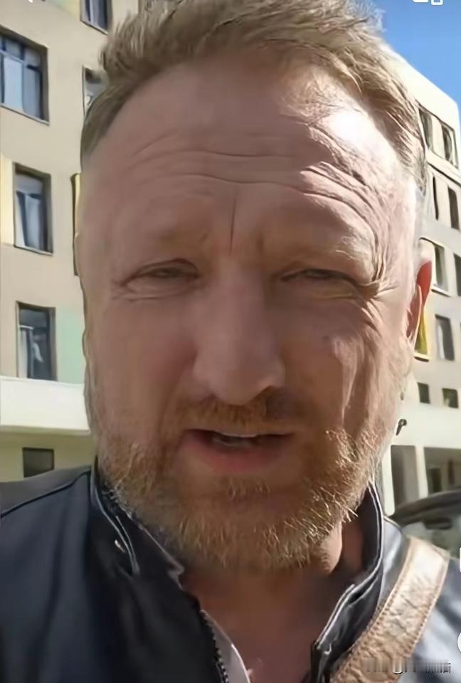 这位在俄罗斯的外国人讲述这里对外国人的审查太严格了，要想顺利入境，必须强制进行面