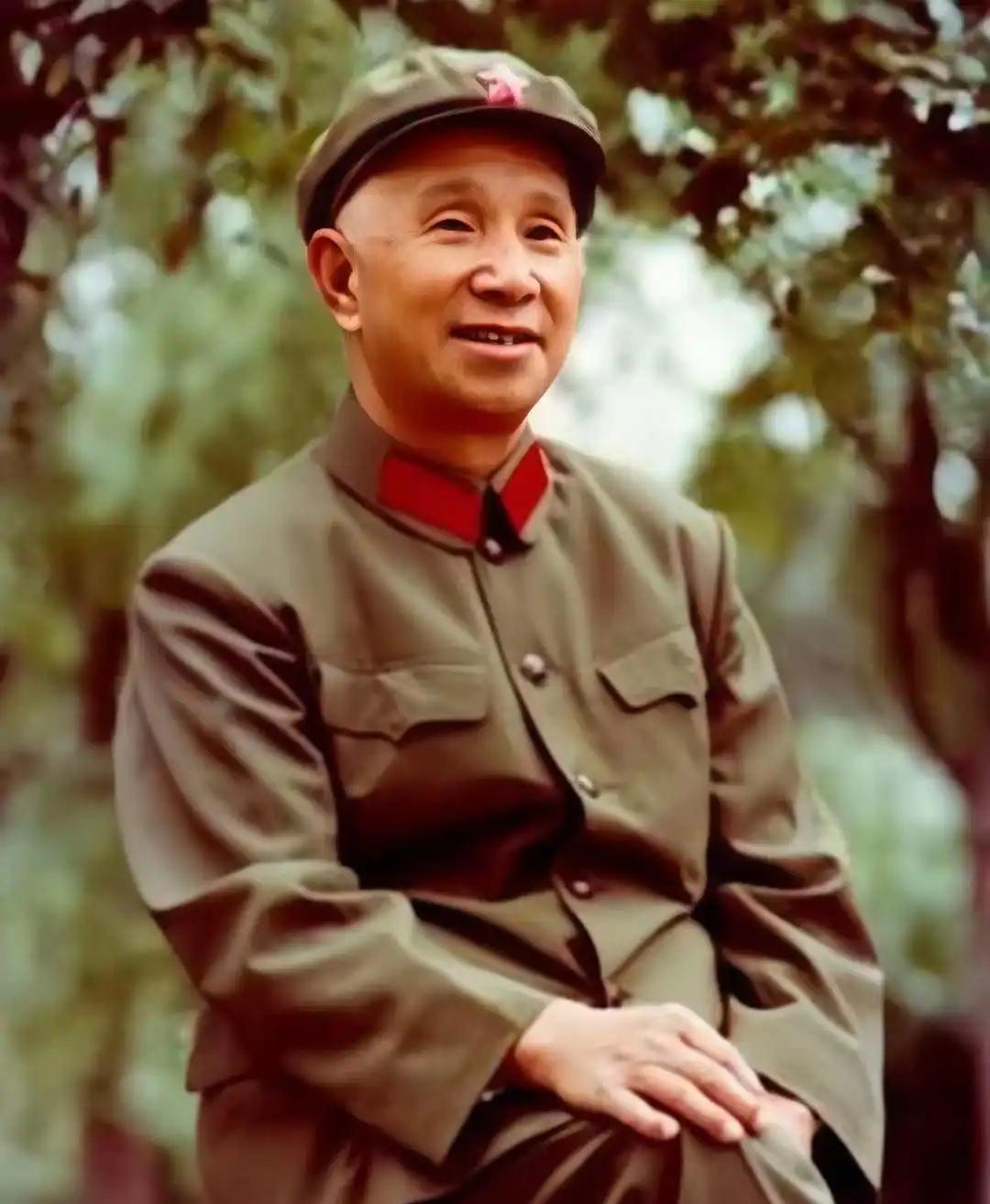 粟裕将军常自谓：“沧海一粟。”某日，粟裕将军访叶剑英元帅。临别，叶帅扶杖送。粟裕