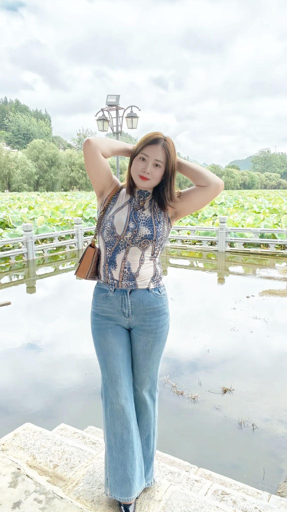 女生这样穿搭是不是很有魅力，反正我是觉得这样的穿搭挺好看的，很显身材，也感觉到很
