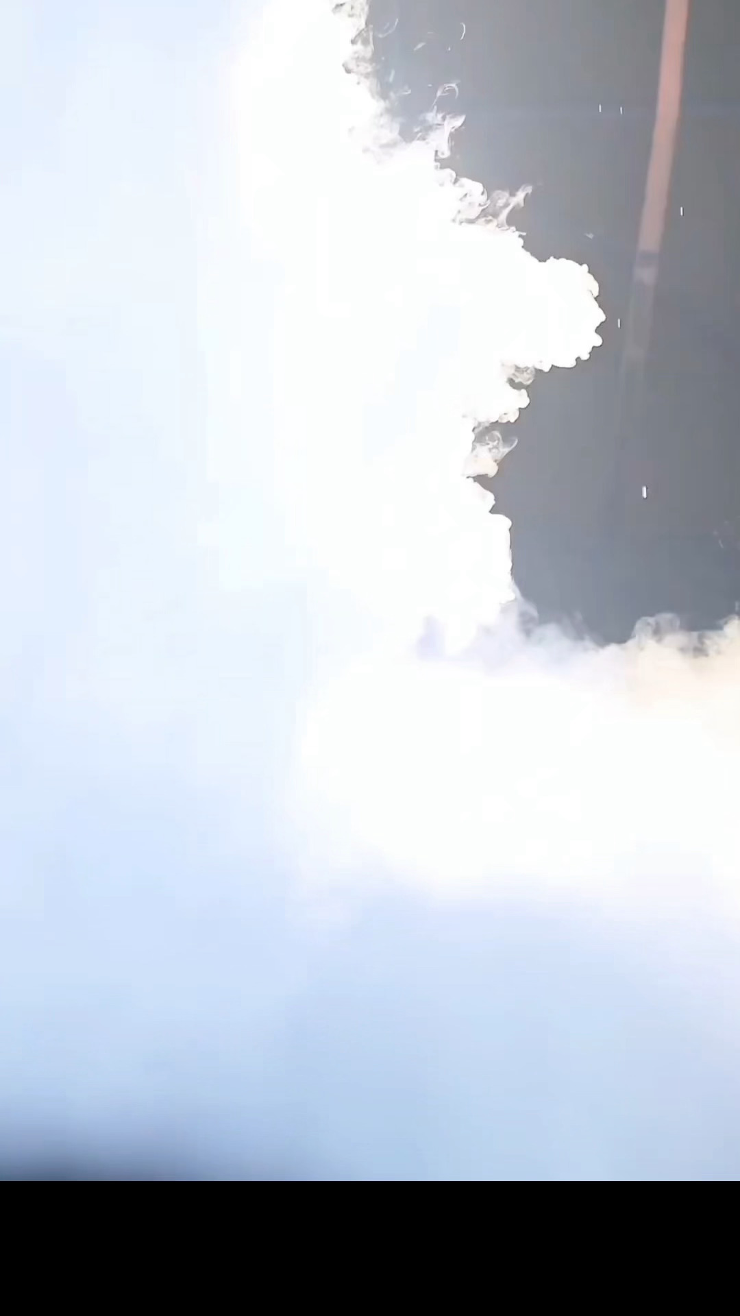 张凌赫从烟雾里走出来太绝了张凌赫这个出场在我🫘又走了一天了从烟雾中缓缓走出，专