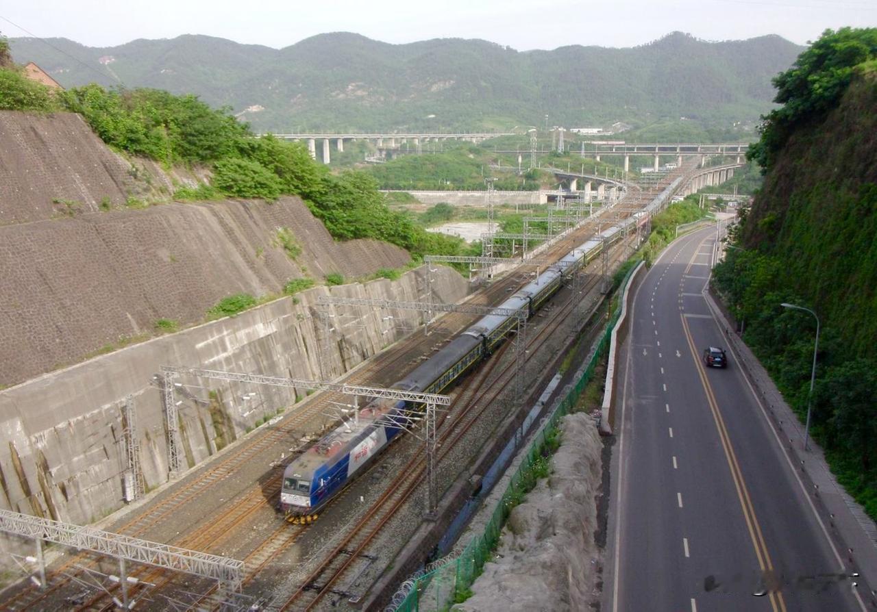 2016年5月，铁路部门开行了一趟重庆到银川的K1551/1552次列车，走兰渝