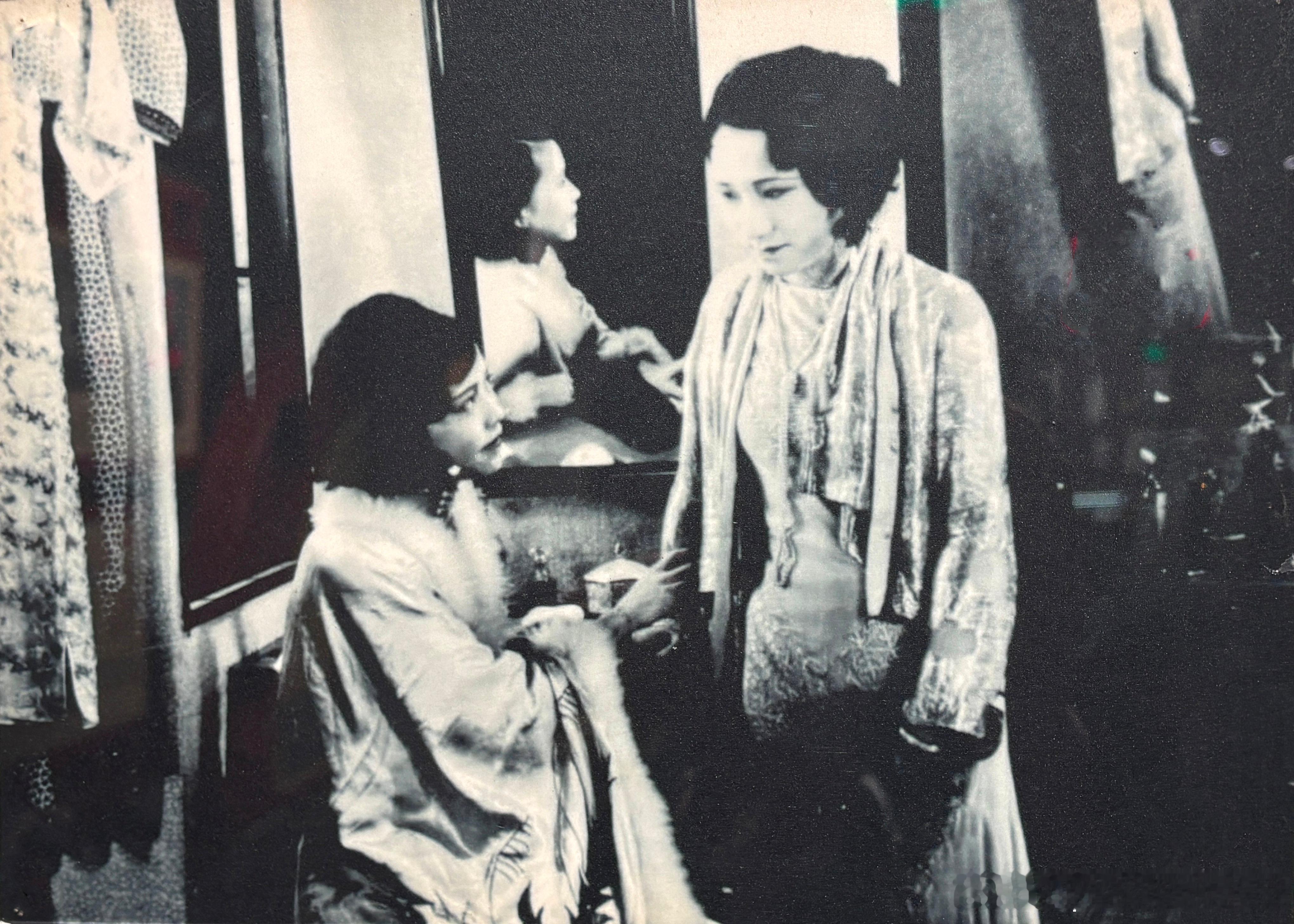 1931年电影《歌唱春色》是我国第一部光学录音的有声电影。这是剧中歌女（右，宣景