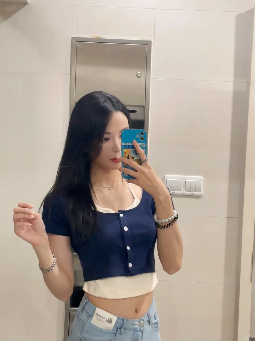 健身女不穿健身服的时候毫无训练痕迹