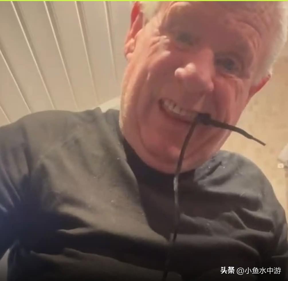 65岁的詹姆斯·斯图尔特（James Stewart），在格拉斯哥的家中上演了令