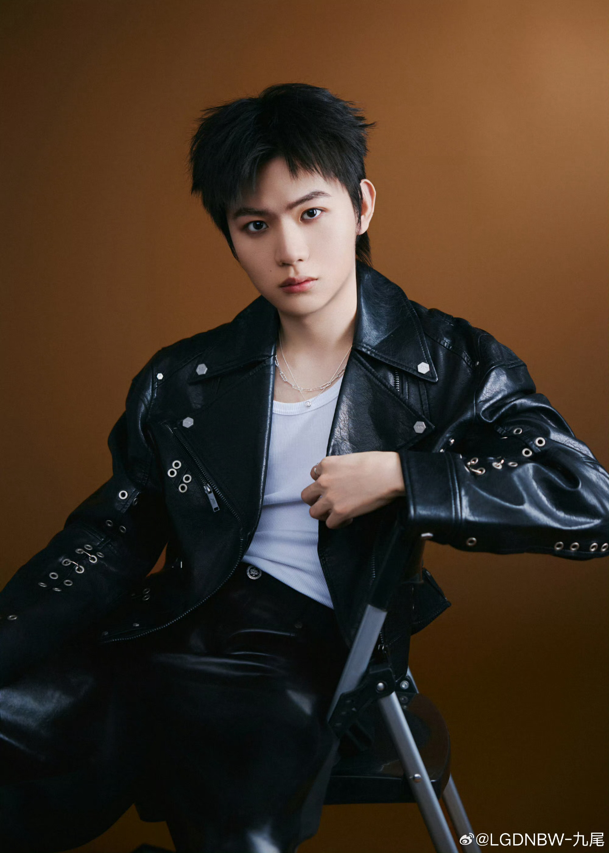 九尾的帅根本没有上限九尾的脸上限在哪尾子这赛季的脸依旧权威！皮衣造型完全“少爷”