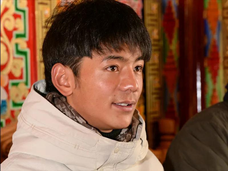 6月17日，44岁的谢霆锋现身四川泸定，一出现就被围得水泄不通，女粉丝尖叫不断。