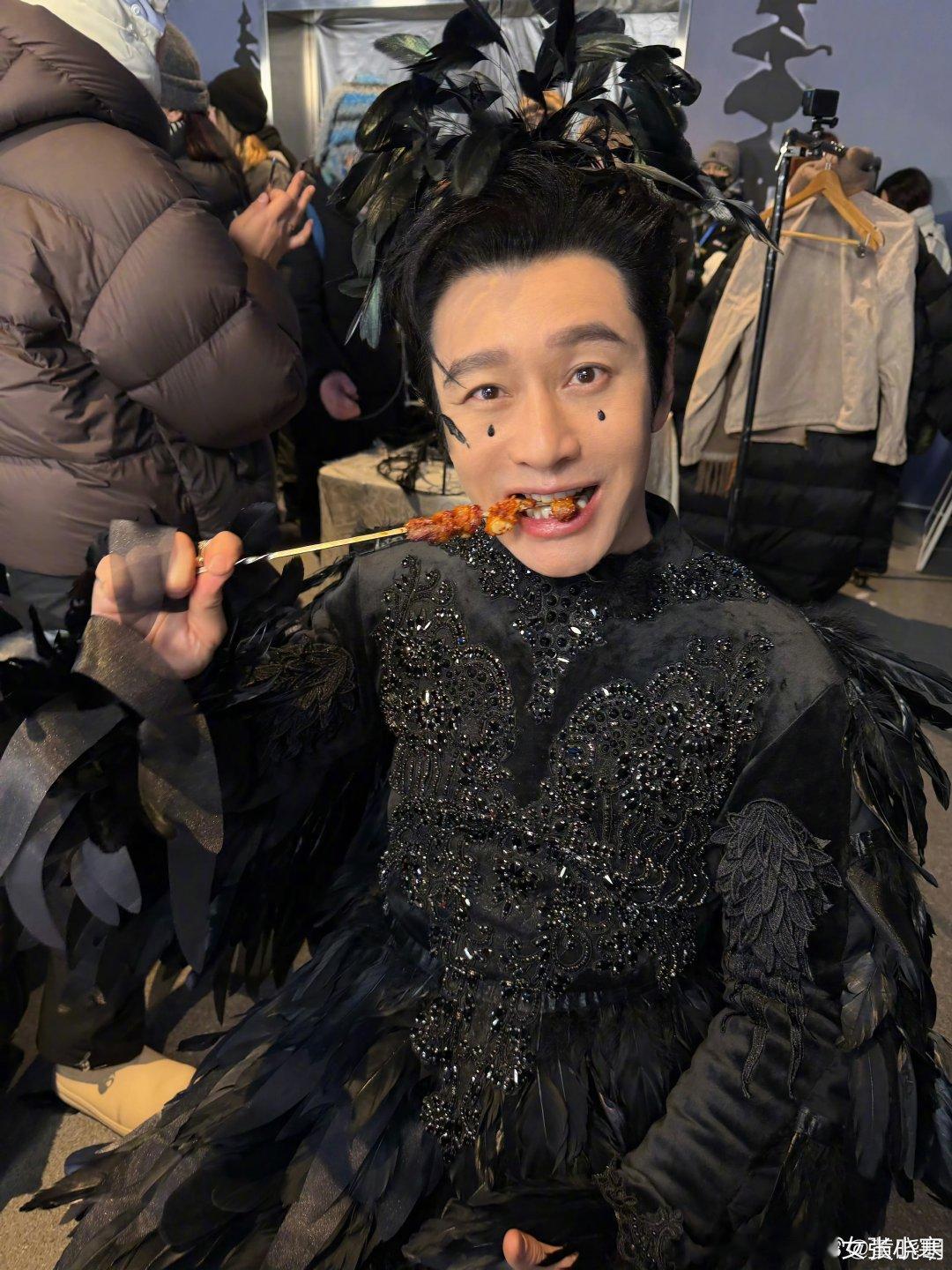 黄晓明吃哈尔滨烤串黄晓明吃哈尔滨烧烤黄晓明顶着黑天鹅的精致妆造，在后台大口炫哈尔