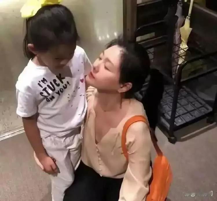 我的星星妈妈
 
每当夜幕笼罩城市，我总会踮起脚尖趴在窗边，目不转睛地望着天空中