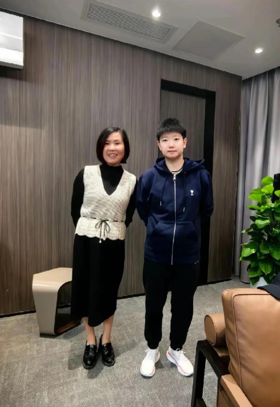 孙颖莎新动态，剪了一个发型，和之前一摸一样，喜欢孙颖莎的粉丝，太秀气了，莎莎还是