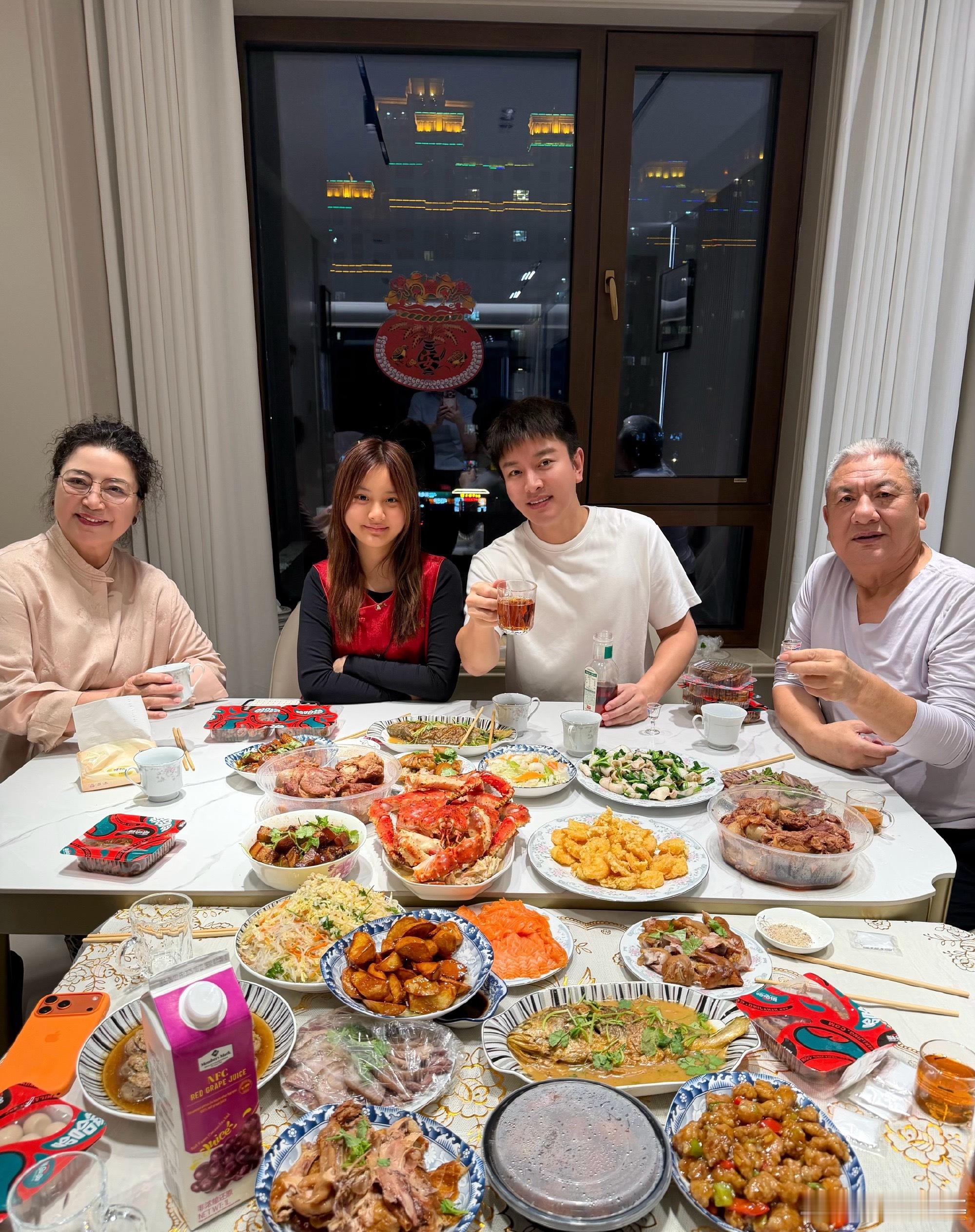 甜馨跟爸爸爷爷奶奶一起过年刷到贾乃亮发的全家福，甜馨回山东跟爷爷奶奶过年了！小姑