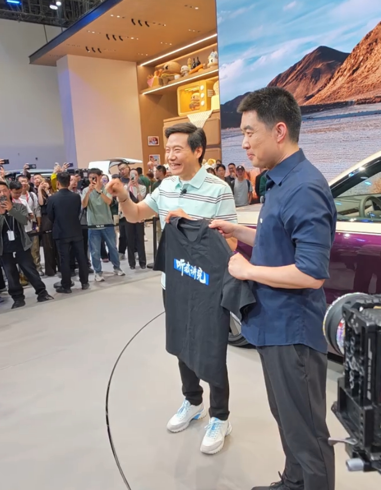 好啊，下次车展。李想也可以送雷总T恤了，就送那个：这tm绝对是来捣乱的。。。雷军