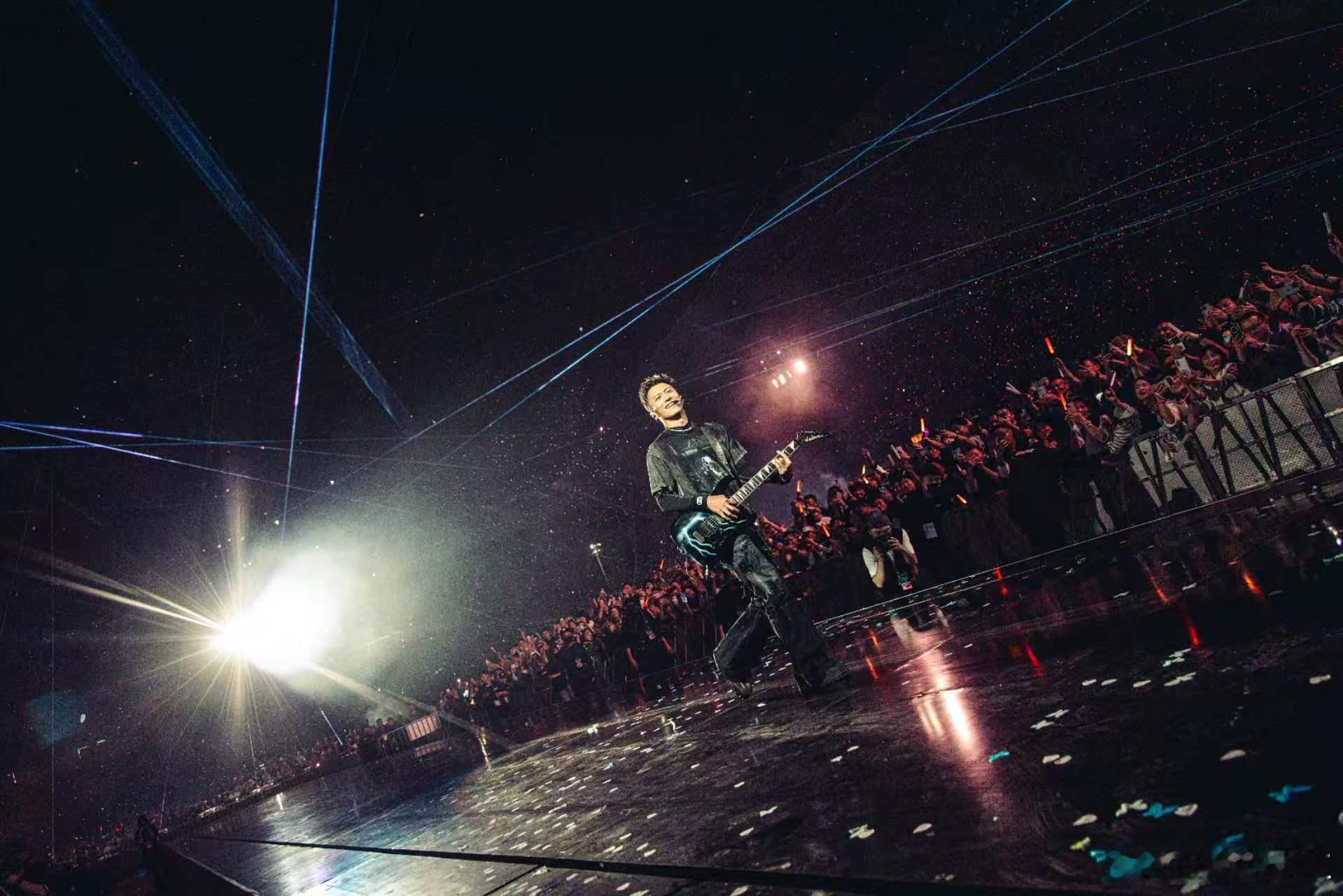 谢霆锋浇头梦回千禧年 谁的青春被重启了，谢霆锋武汉唱到高潮直接浇水，利落又狂野，