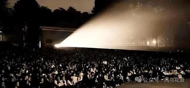 有哪些你百看不厌的经典老电影小时候在乡下经常看这种露天电影。一听说本村或者邻村放