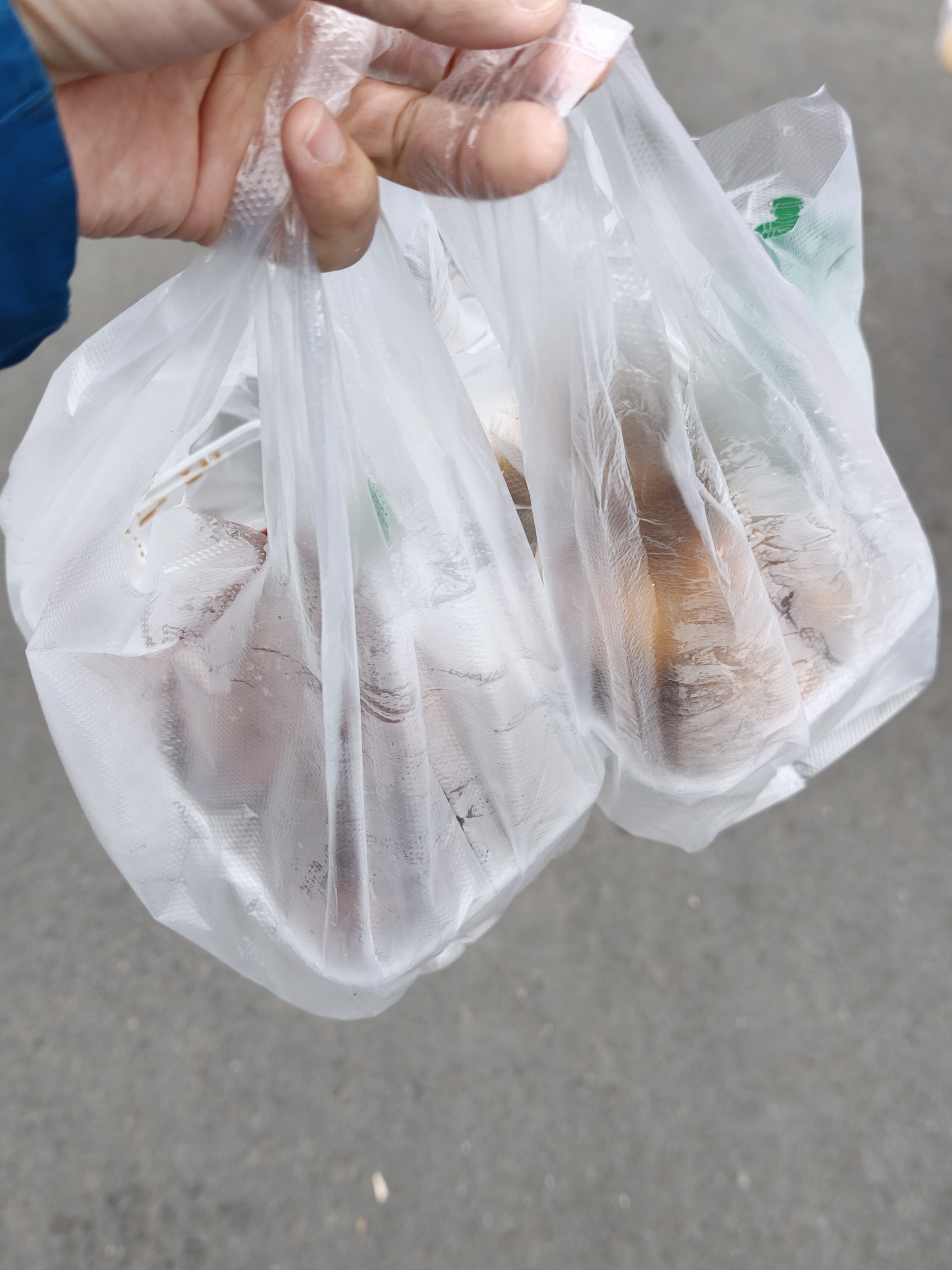 买两份酥鱼当早饭（确实有点晚了） 