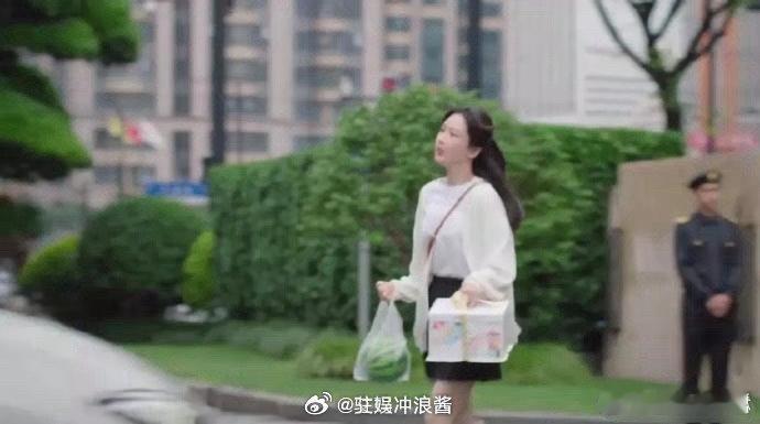 《承欢记》中，女主一手拿着西瓜，一手提着蛋糕，能提得动吗？  
